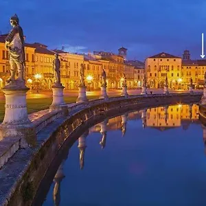 Apartment Palazzo Carpediem-prato Della Valle, Padua